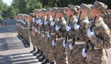 Вправе ли военкоматы забирать в армию 18-летних выпускников школ: разъяснения