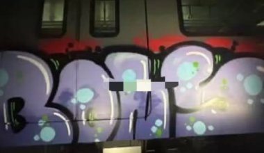 Граффити на вагонах LRT в Астане удалили