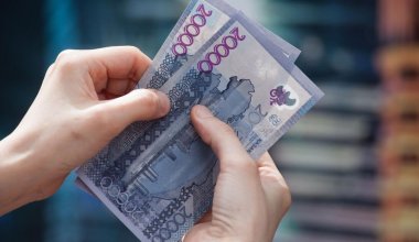 Чаевые в миллион тенге обсуждает Казнет: официантка расплакалась от счастья