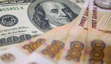 Девальвацию рубля до 250 за доллар прогнозирует эксперт