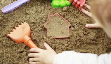 Глисты обнаружены в песке на детских площадках: специалисты предупредили родителей
