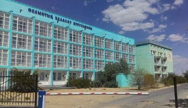 Из-за неработающего больничного лифта актаусцы носят детей на руках