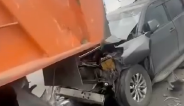 В Астане легковушку зажало между КамАЗом и бетономешалкой