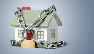 Массовый арест квартир проходит в Алматы