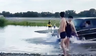 Внедорожник ездил по воде на пляже в Семее - как наказали водители