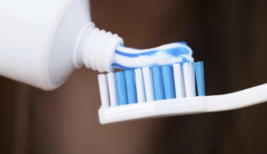 Язвы и отеки: популярную зубную пасту признали опасной