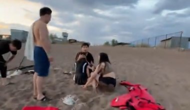 "Чуть не умерли": семейный отдых на Балхаше едва не завершился трагедией