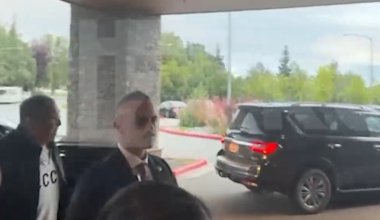 Надпись на одежде Лаврова, прибывшего на Аляску, обсуждают в Сети