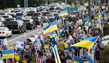 Встреча Трампа и Путина: жители Аляски протестуют с украинской символикой