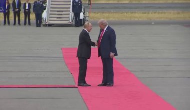 Трамп встретил Путина на красной дорожке в аэропорту на Аляске