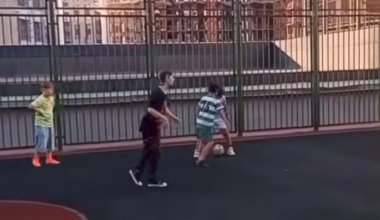 Видео с детьми, играющими в футбол, стало вирусным в Казахстане