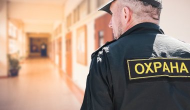 Школы под охраной пенсионеров: смогут ли вахтёры спасти казахстанских детей