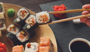 Казахстанцы оказались на больничной койке из-за любви к японской кухне