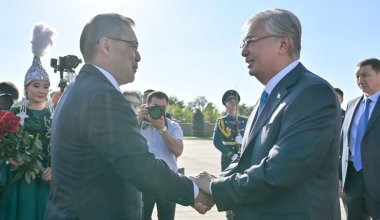 Жапаров тепло встретил Токаева в аэропорту Бишкека