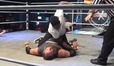 Сын экс-чемпиона UFC по-настоящему избил актера на шоу рестлинга в США