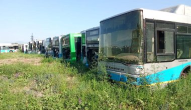 «Кладбище автобусов» распродают в Алматинской области