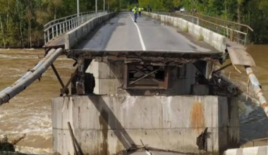 В Усть-Каменогорске обрушилась часть Шнайдеровского моста