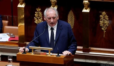 Парламент одобрил отставку правительства Франции