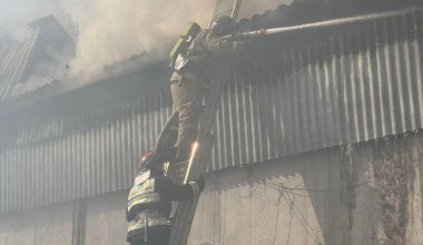 Крупный пожар произошёл на рынке в Астане