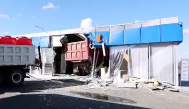 В Костанайской области грузовик протаранил павильон АЗС