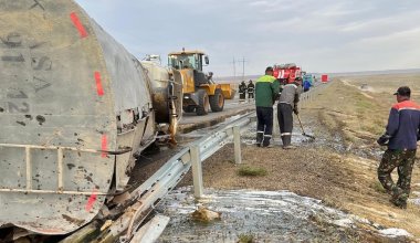 Нефть разлилась на казахстанской трассе из-за аварии