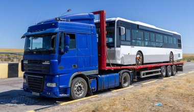 Запрет на ввоз автомобилей дополнили в Казахстане
