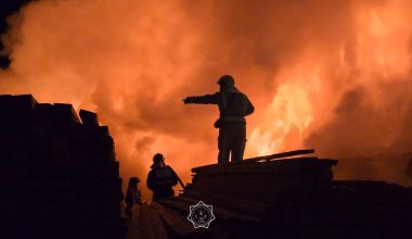 Древесный рынок горел в Мангистауской области, огонь едва не уничтожил ресторан