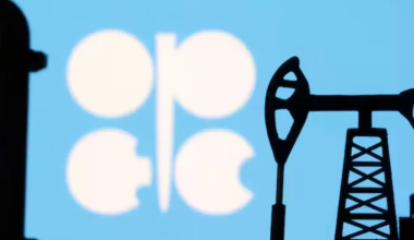 Страны ОПЕК+ договорились увеличить добычу нефти