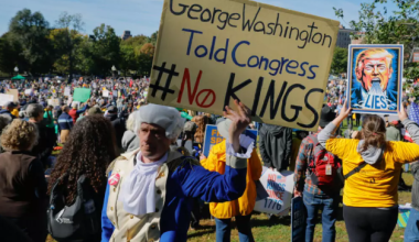 В США тысячи людей протестуют против политики Трампа