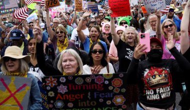 Миллионы вышли на улицы: протесты против Трампа продолжаются в США