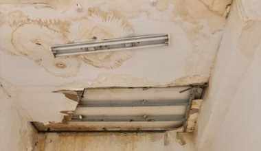 «Как заброшенное здание»: жители района в Атырауской области пожаловались на состояние поликлиники