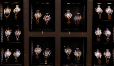 Золото падает в цене из-за доллара: внимание инвесторов приковано к инфляции в США