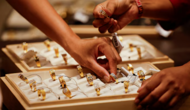 Золото падает в цене и готовится к первой недельной потере за 2,5 месяца