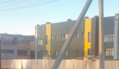 Покрасили в чёрный цвет: в Атырау раскритиковали дизайн новой школы