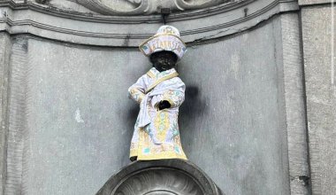 В Брюсселе «Писающего мальчика» снова нарядили в казахский чапан