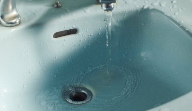 Жители многоэтажки в Актау живут без воды пять месяцев