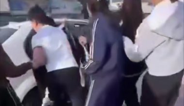 В Таразе девушку на глазах у прохожих силой затащили в машину и увезли её