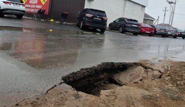 В Атырау провалился асфальт