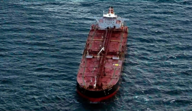 Следовавший в Индию нефтетанкер из России развернулся на Балтике