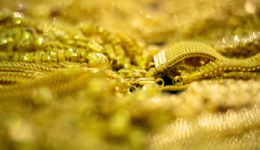 Цены на золото растут на фоне падения доллара и решения ФРС