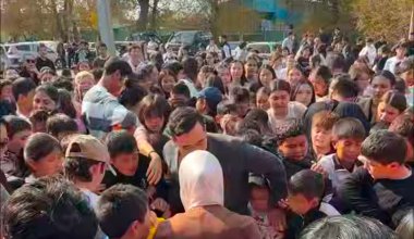 В Алатау бесплатная раздача еды в новом кафе закончилась давкой