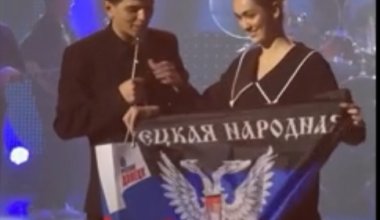 После скандала в Казахстане: Акмаль принял пакет в цветах РФ в Донецке