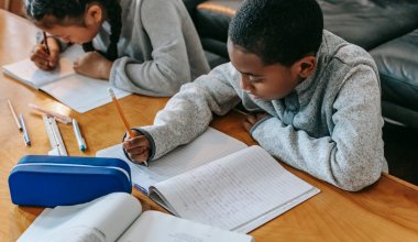 Учёба среди госслужащих: в Жамбылской области школьников поселили в акимат