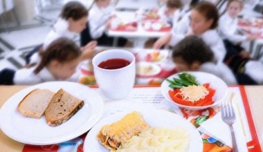 В одном регионе Казахстана до сих пор кормят школьников по старому меню