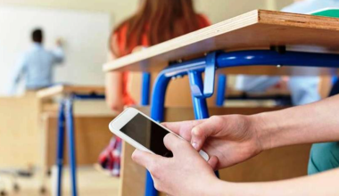 Родителей в Казахстане могут оштрафовать за телефон ребёнка