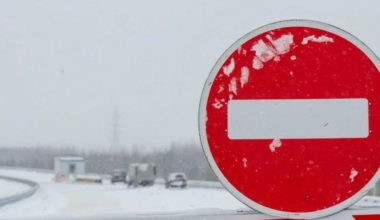 Казахстан накрыла непогода: дороги перекрыты в четырех областях