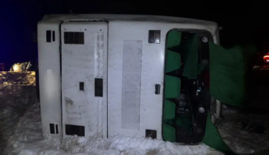 В Павлодарской области перевернулся автобус: есть погибший