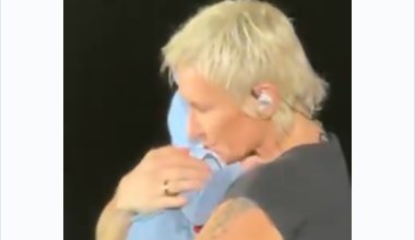 В Алматы певица Диана Арбенина, поддерживающая войну в Украине, выступила с ребенком на руках