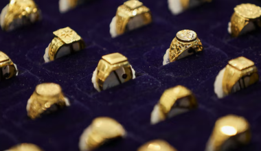 Цены на золото растут и достигают максимума за две недели