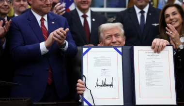 Рекордный в истории США шатдаун закончился: Трамп подписал закон